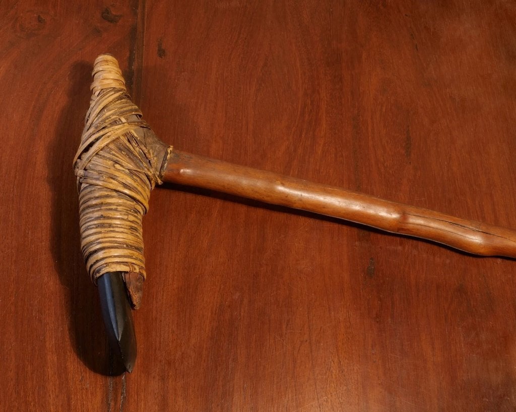 Originele oude stenen bijl hout/rottan Papoea Nieuw Guinea, Antiek en Kunst, Ophalen of Verzenden