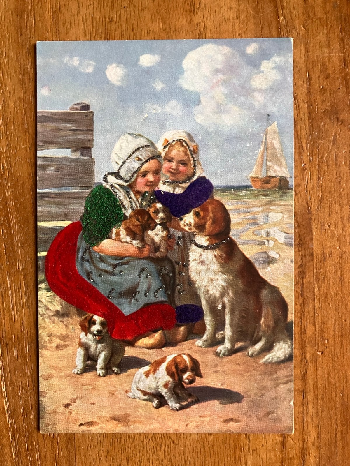 Glitterkaart Meisjes met Sint Bernard hond aan zee, Ophalen of Verzenden, Voor 1920, Ongelopen, Kinderen