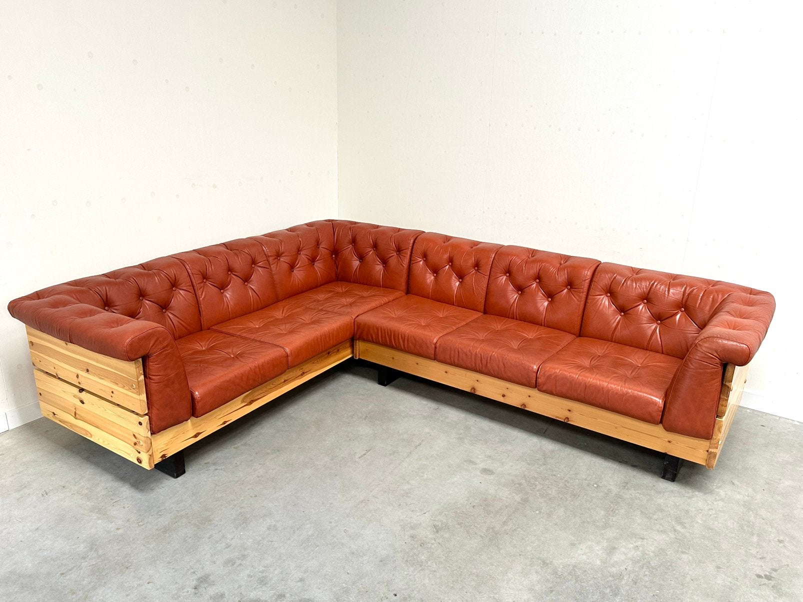 Vintage hoekbank jaren 70 midcentury design bank leer deens, Huis en Inrichting, Banken | Bankstellen, Ophalen, Gebruikt, Hoekbank