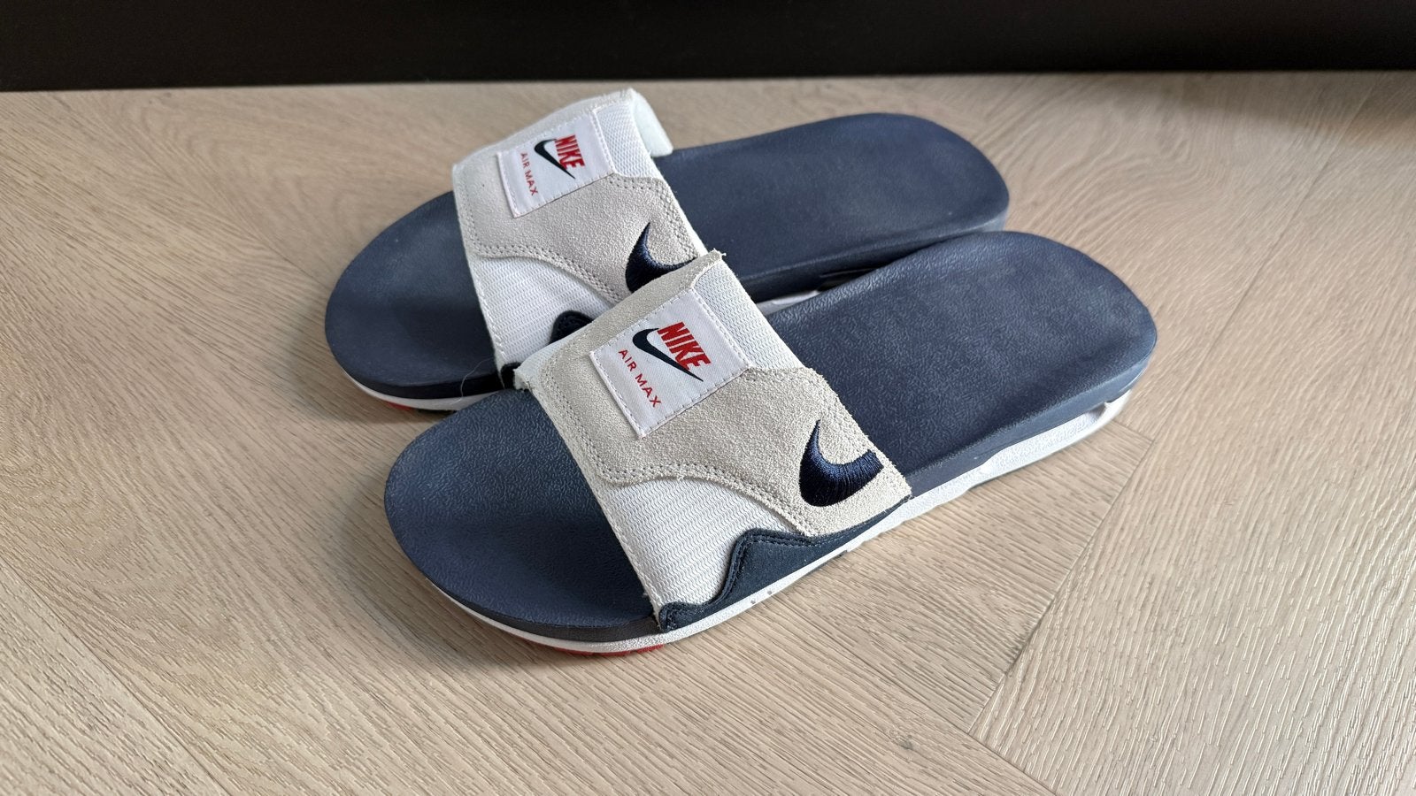 Nike Air Max 1 Slide Obsidian - Maat 42,5 - Nieuw, Ophalen of Verzenden, Nieuw, Blauw, Slippers