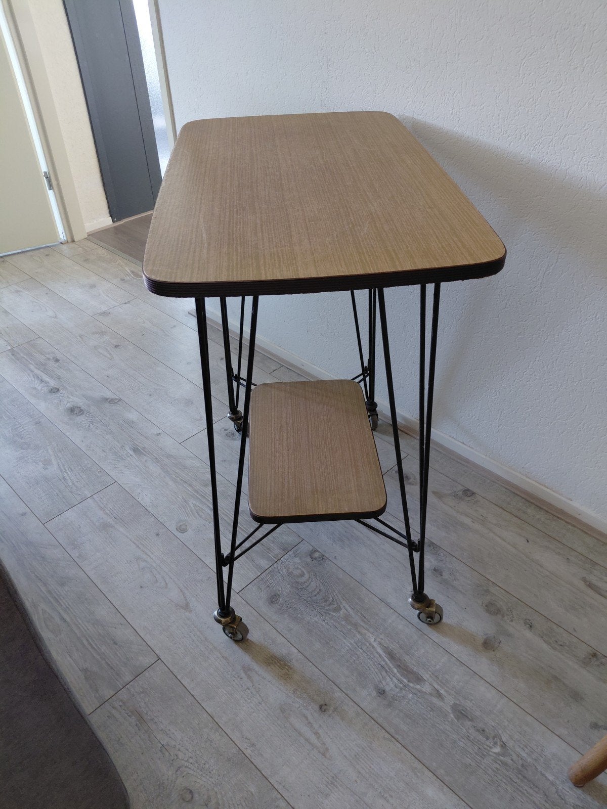 Vintage bijzettafel op wieltjes - Jaren '60 design, Minder dan 55 cm, Gebruikt, Ophalen of Verzenden, Vintage, Jaren '60, Mid-century modern