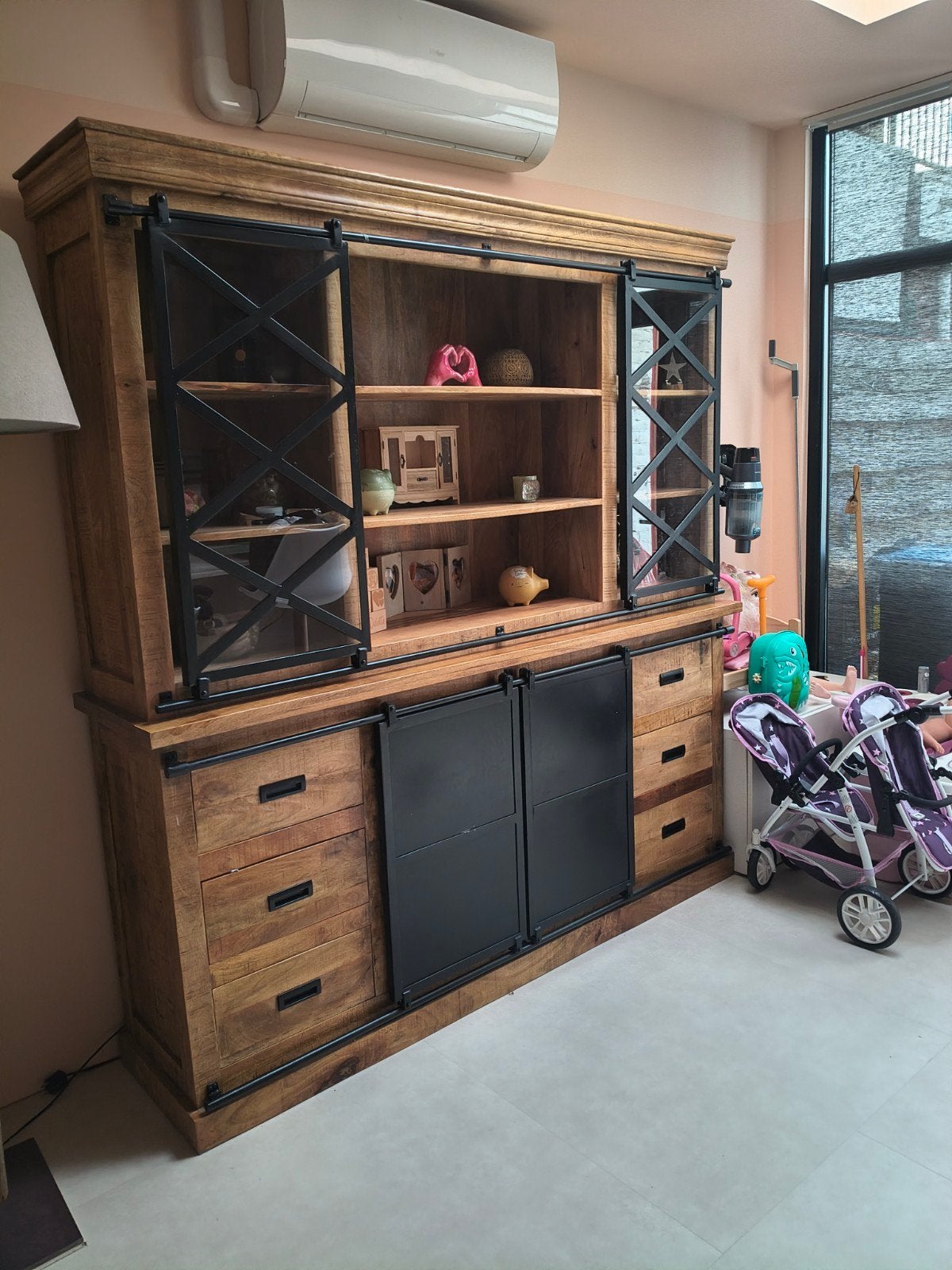Robuuste houten kast met schuifdeuren en lades, Ophalen, Glas, Met deur(en), 200 cm of meer