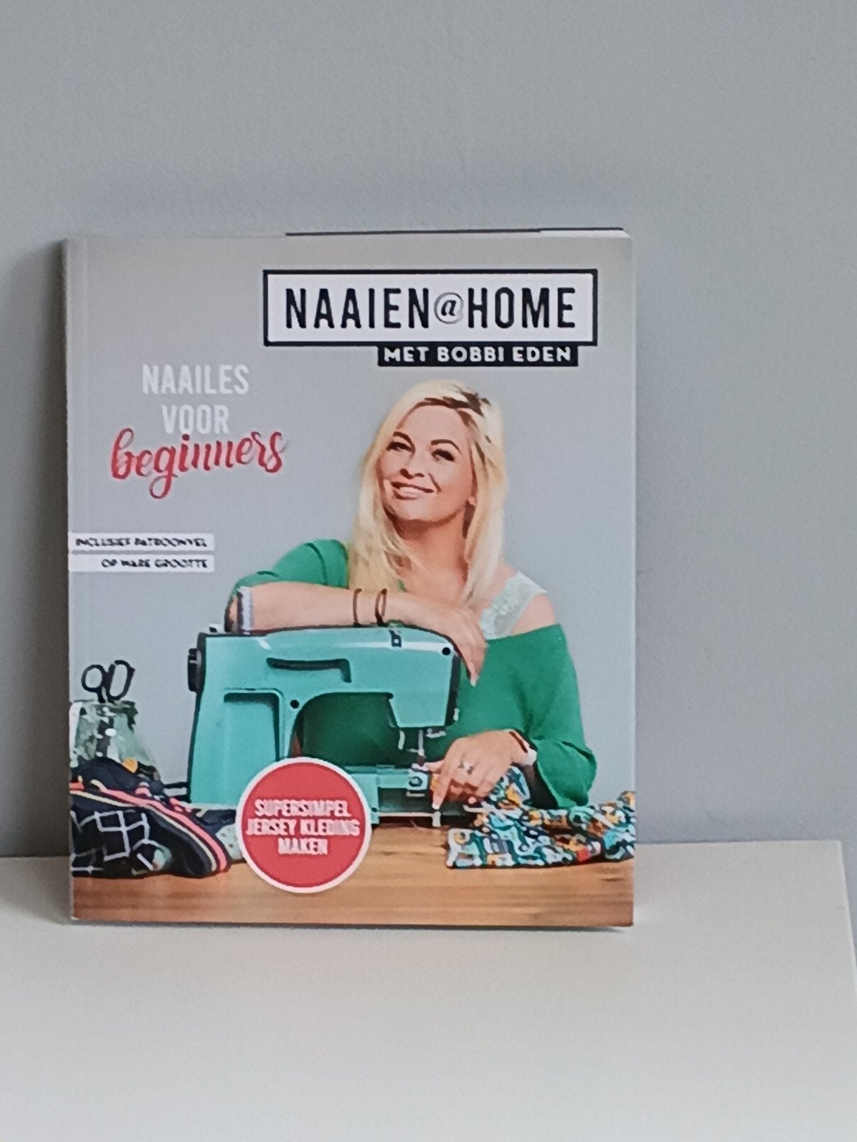 Naaien@Home met Bobbie Eden - Naailes voor beginners, Ophalen of Verzenden, Zo goed als nieuw, Borduren en Naaien, Bobbi Eden