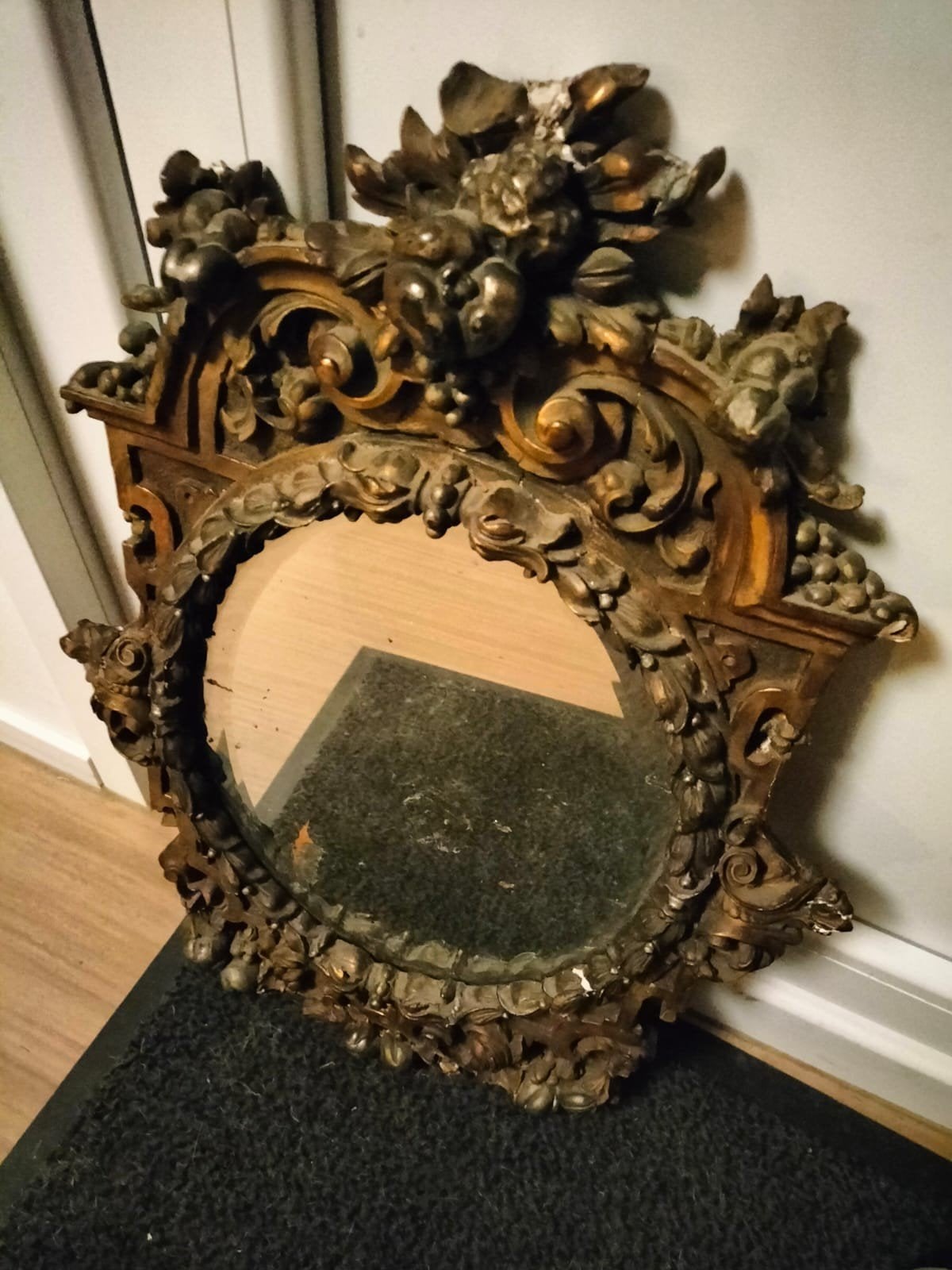 Brocante spiegel met gipsen lijst en gebruikerssporen, Ophalen