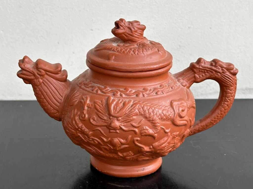 Chinees yixing aardewerk theepotje Draken relief 350 ml, Antiek en Kunst, Antiek | Keramiek en Aardewerk, Ophalen of Verzenden
