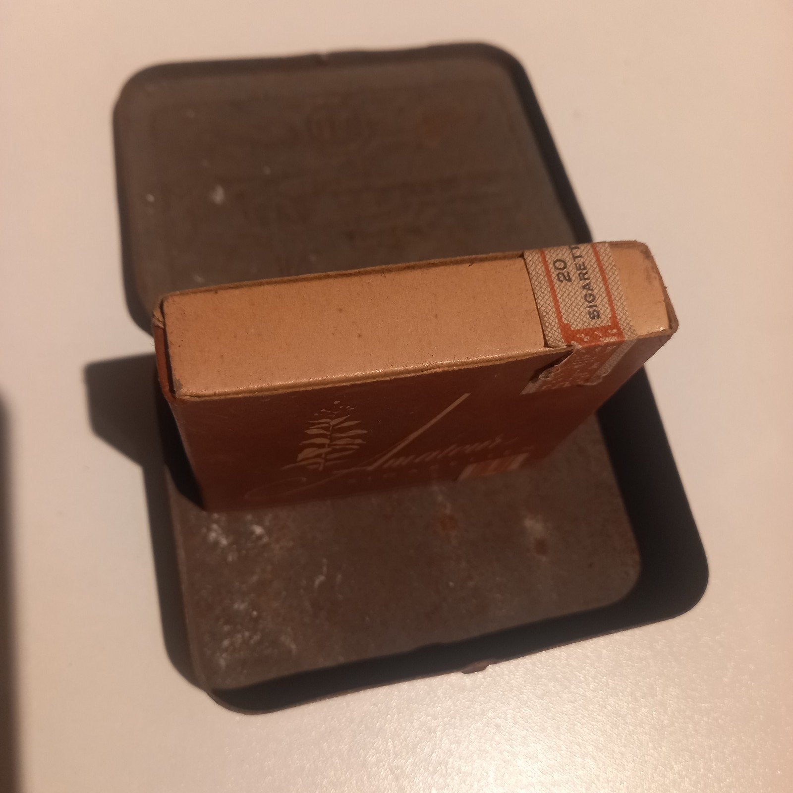 Vintage sigarettenblikje met pakje 'Amateur Sigaretten', Ophalen of Verzenden, Gebruikt, Tabaksdoos of Verpakking