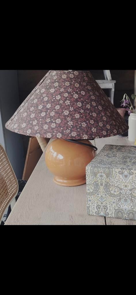 Vintage tafellamp met bloemenkap, Ophalen of Verzenden, Gebruikt, Overige materialen