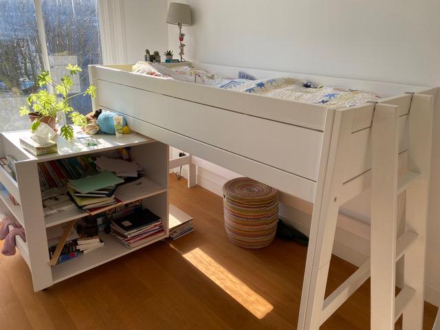 Deens massief houten (wit) halve hoogslaper Lifetime, Kinderen en Baby's, Kinderkamer | Stapelbedden en Hoogslapers, Ophalen, Zo goed als nieuw