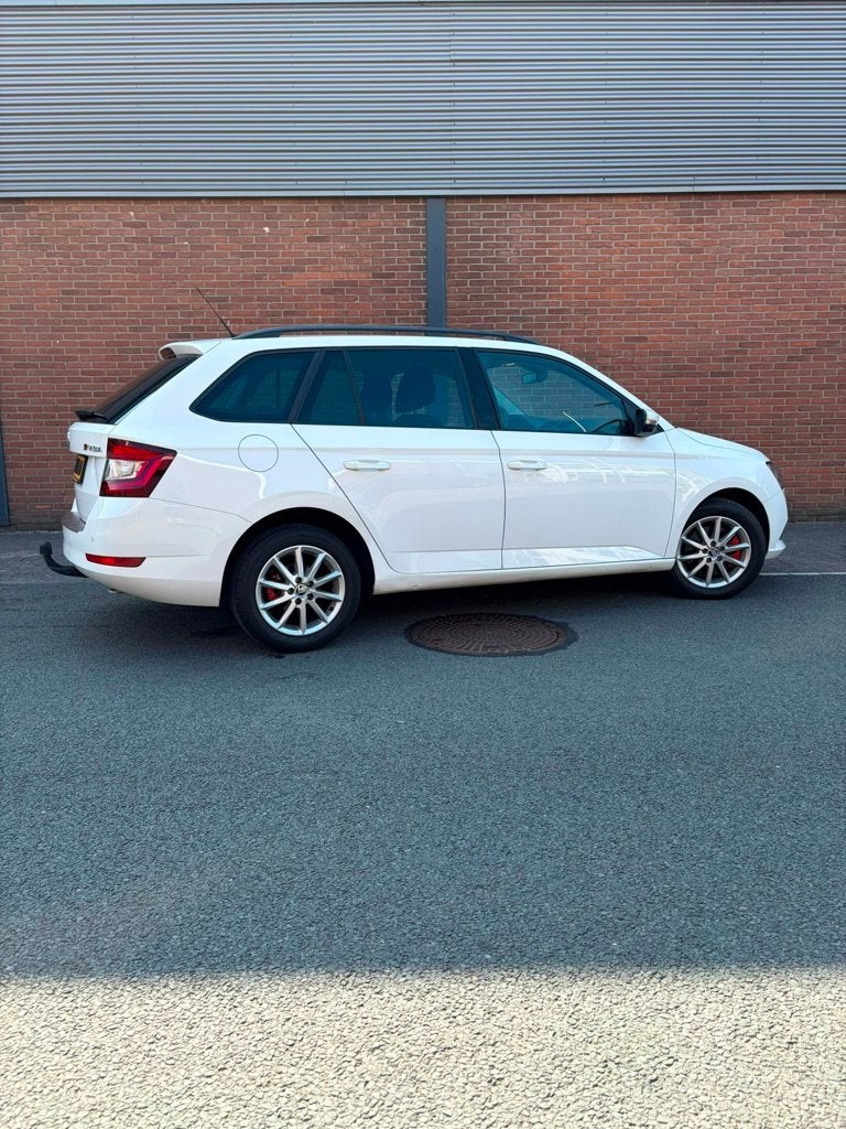 Skoda Fabia Combi 1.0 TSI Style|AUTOMAAT|NETTE AUTO|TREKHAAK, Auto's, Parkeersensor, Gebruikt, Euro 6, Wit
