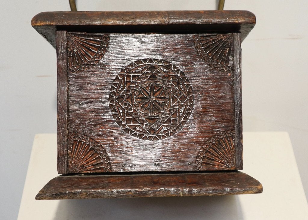 Antiek kerfsnede stoofje, 1770, Ophalen of Verzenden