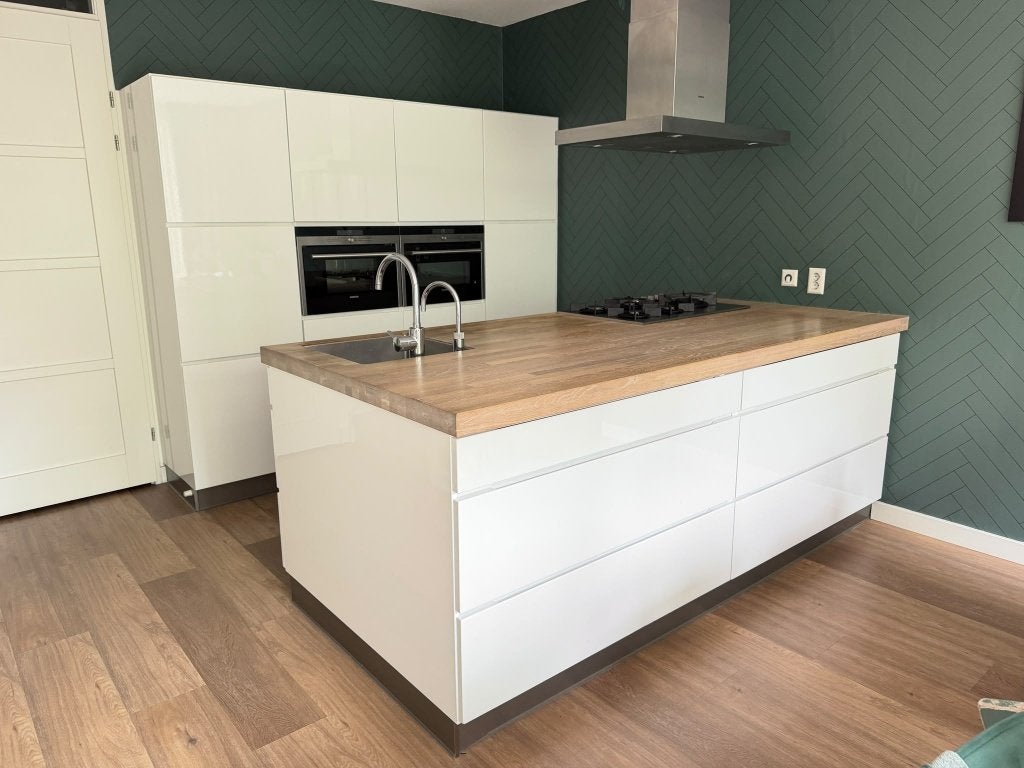 LUXE KVIK HOOGGLANS WITTE KEUKEN GEDEMONTEERD