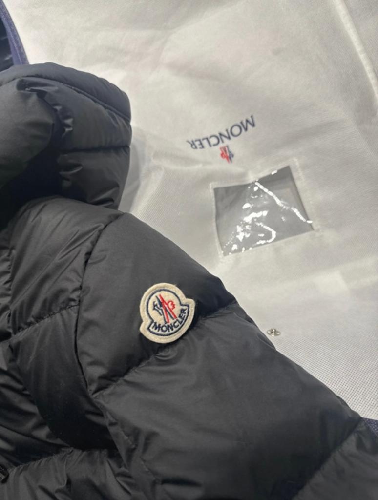 Moncler Lange Zwarte Donsjas met Capuchon, Kleding | Dames, Ophalen of Verzenden, Zo goed als nieuw, Maat 38/40 (M), Zwart