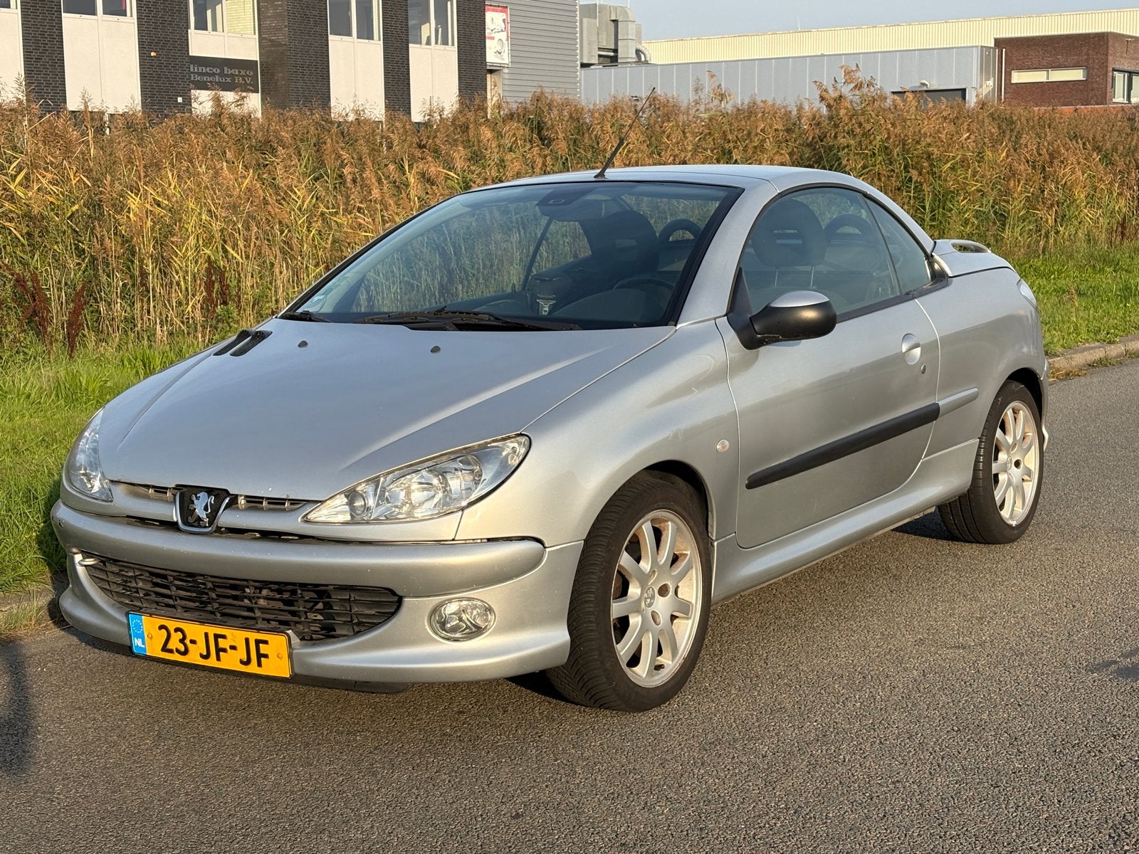 Peugeot 206 cabrio nieuwe apk bij ophalen, Auto's, Zwart, 4 cilinders, Cabriolet, 4 stoelen
