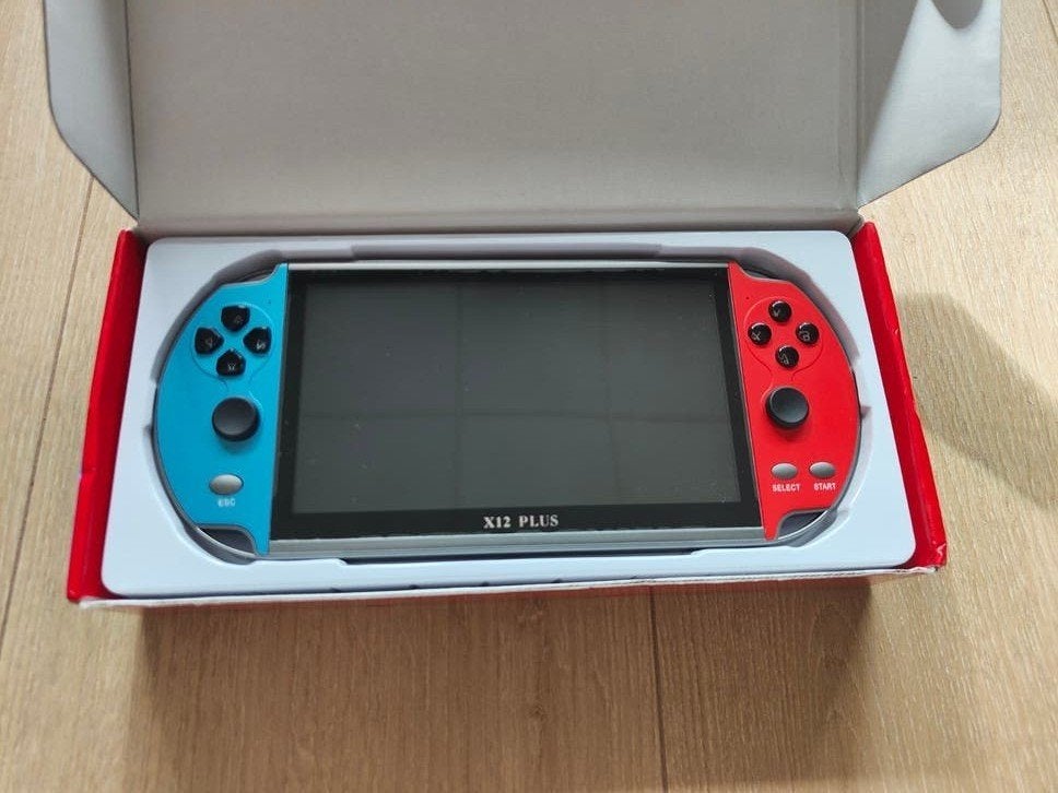 X12 Plus. Grote handheld spelcomputer met veel retro games., Ophalen of Verzenden, Overige merken, Zo goed als nieuw