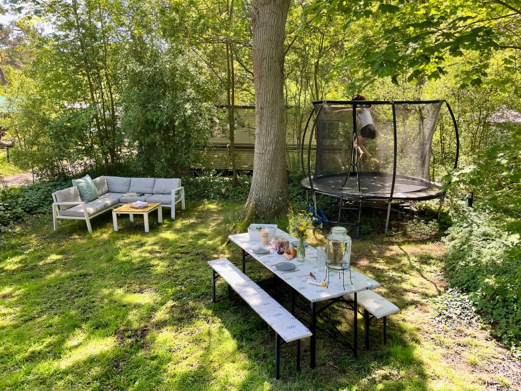 Stacaravan Bakkum met grote tuin en trampoline