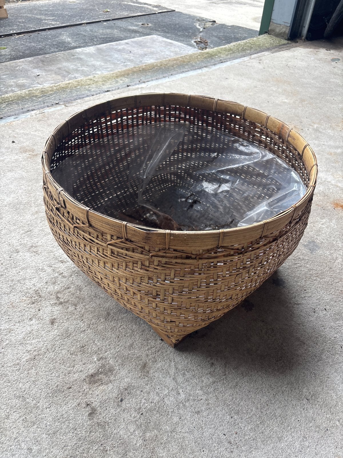 Balinese rieten plantenmand met plastic binnenvoering, Ophalen, Overige materialen, Gebruikt, 40 cm of meer