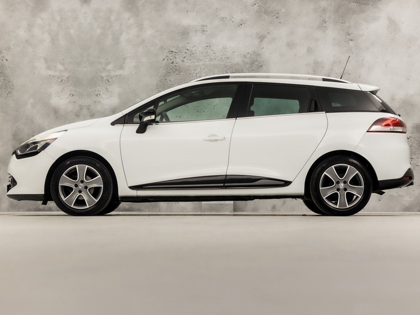 Renault Clio Estate 0.9 TCe Dynamic Sport (NAVIGATIE, CRUISE, Voorwielaandrijving, Stof, Zwart, Wit