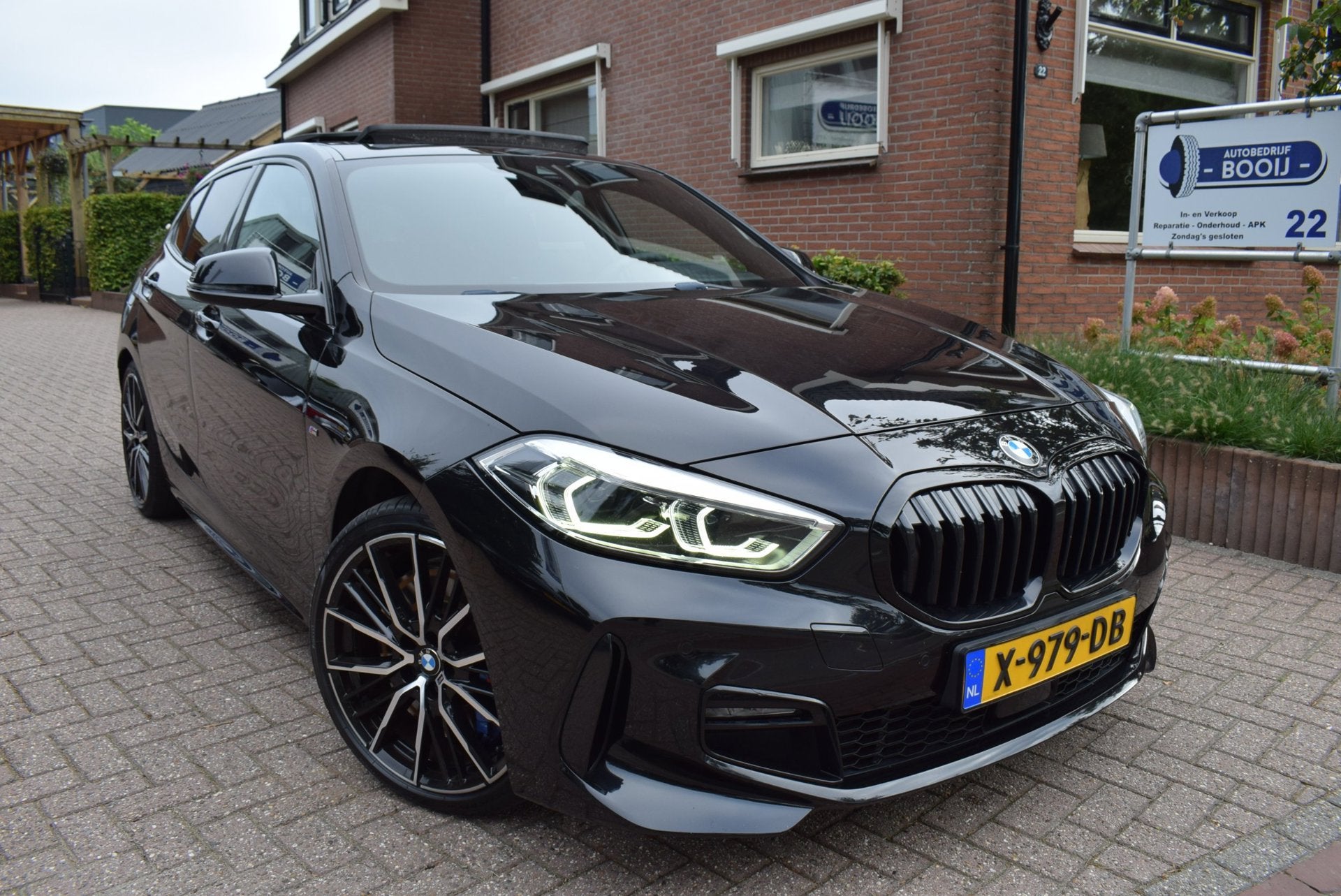 BMW 1-serie 118i High Executive M-PAKKET/ AUTOM/PANO DAK/CAR, Auto's, Dealer onderhouden, Gebruikt, Alcantara, Zwart