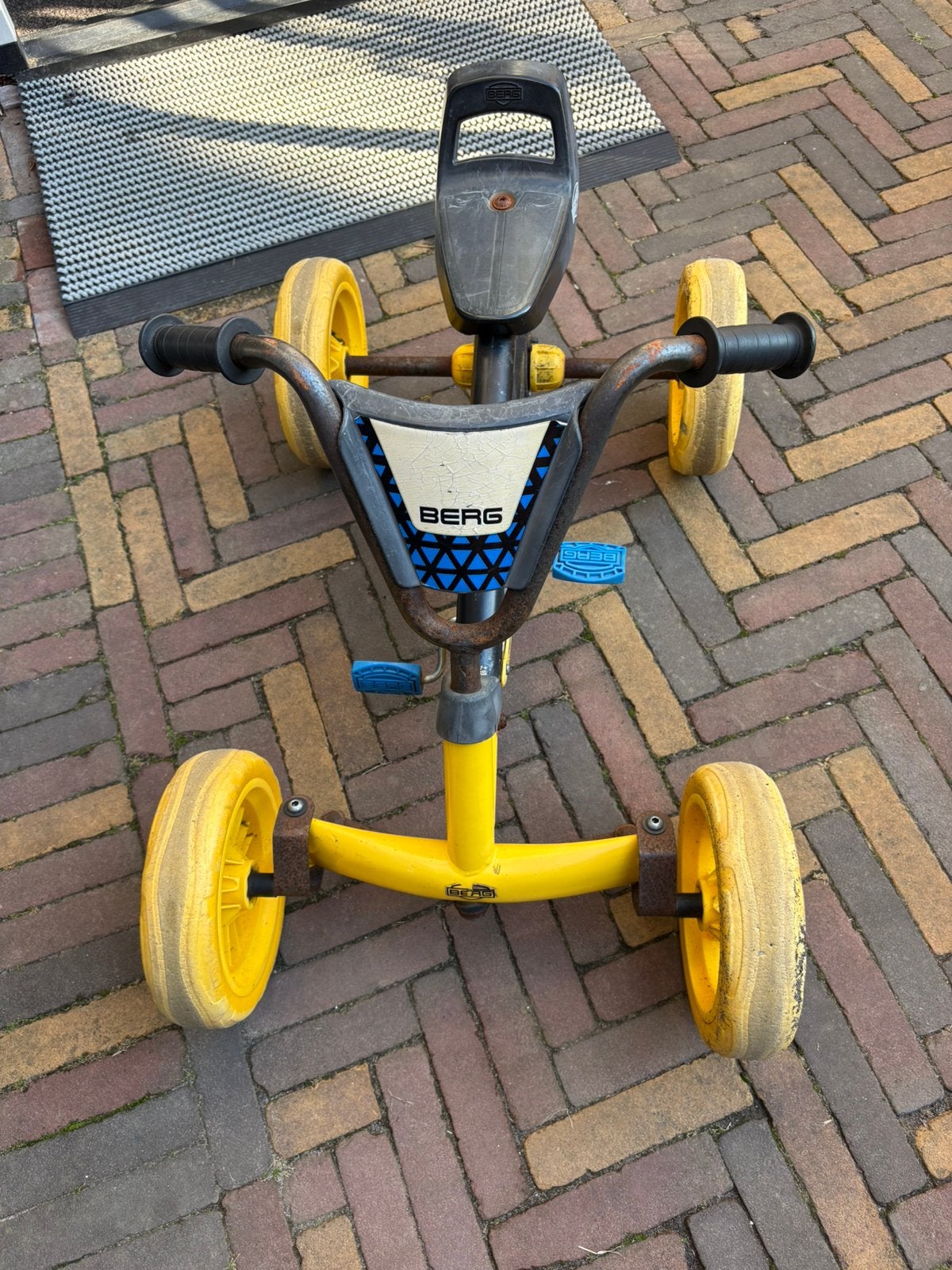 BERG Buzzy skelter – geel/zwart – verstelbaar stoeltje, Kinderen en Baby's, Speelgoed | Buiten | Skelters, Ophalen, Gebruikt, Berg