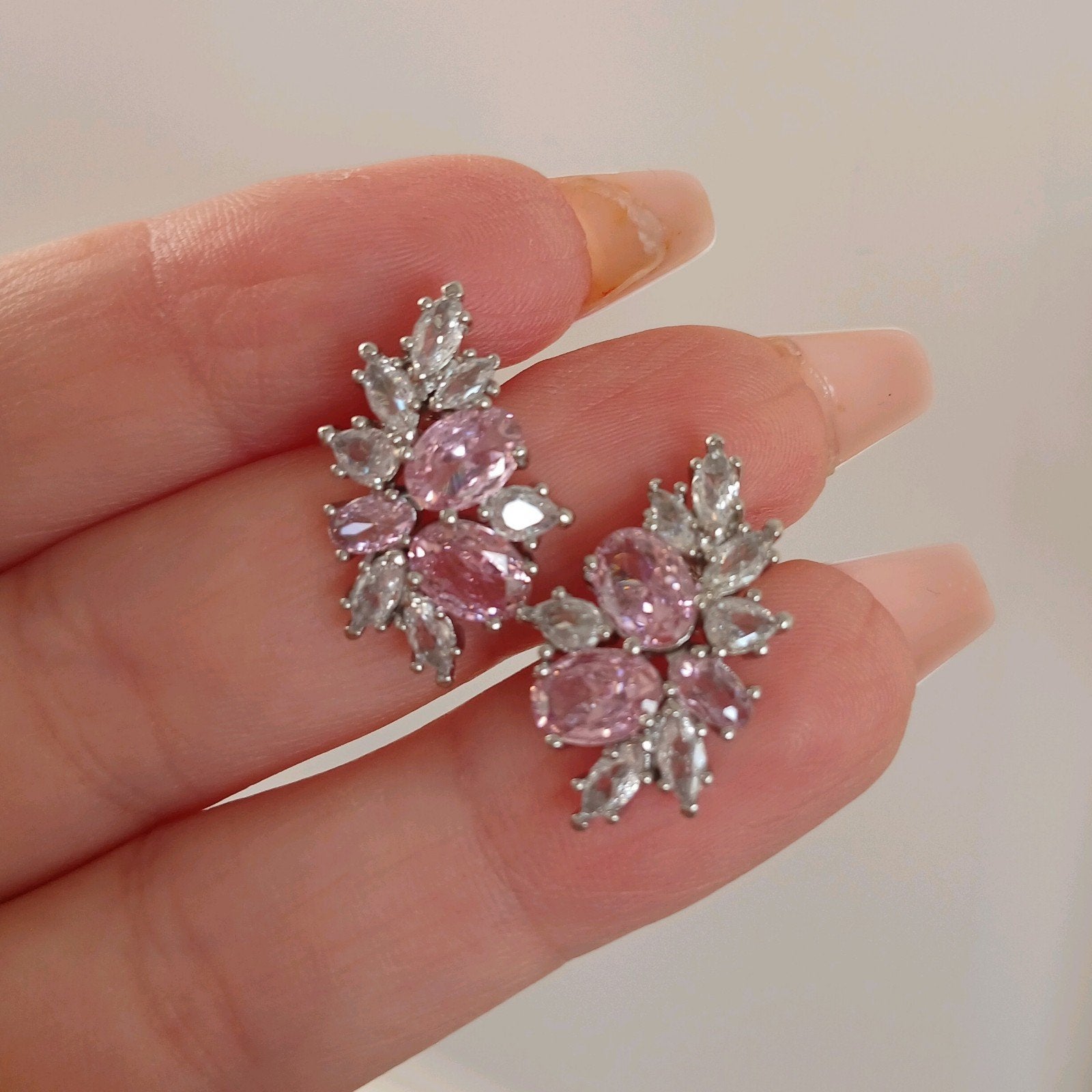 Elegante oorbellen met roze en witte steentjes, Overige materialen, Nieuw, Ophalen of Verzenden, Roze