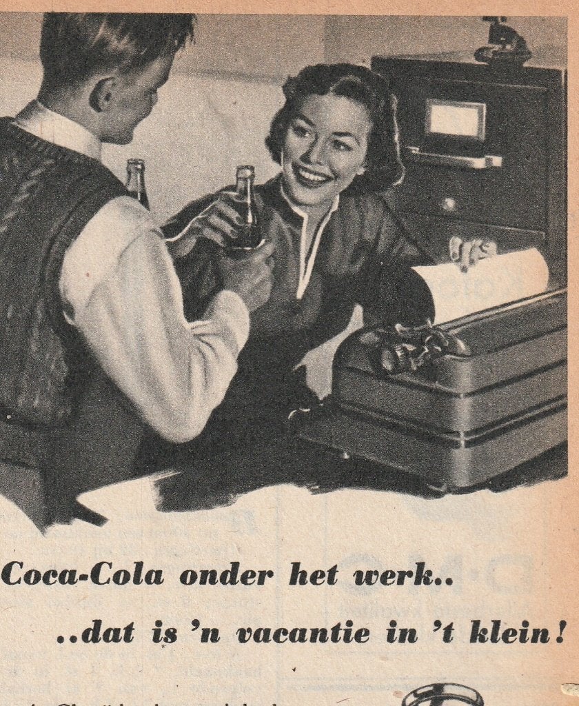 Retro reclame 1954 Coca-Cola frisdrank kleine vakantie, Verzamelen, Retro, Verzenden, Overige typen