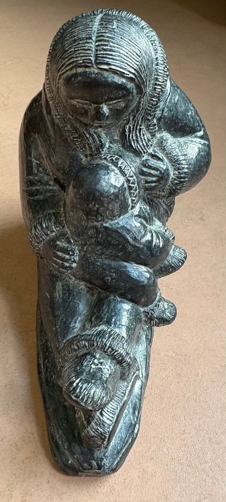 Beeld van inuit ('eskimo') vrouw met kind, The Wolf Original, Minder dan 20 cm, Ophalen of Verzenden, Zwart, Steen of Keramiek