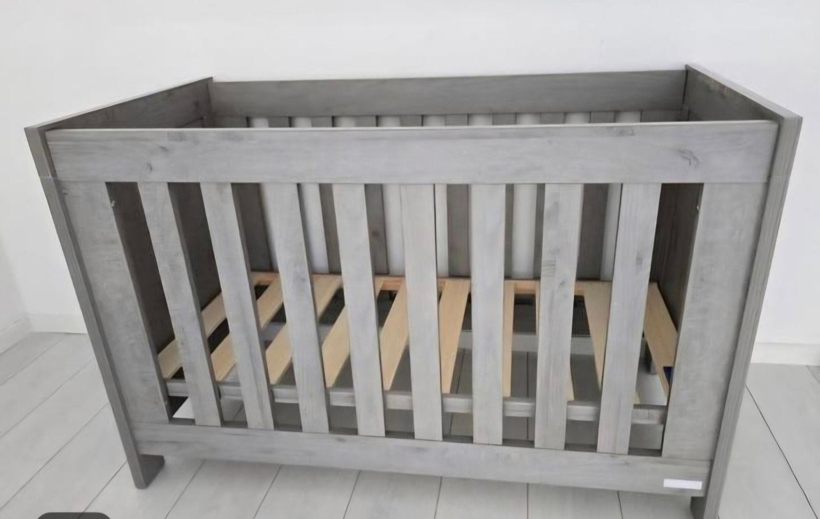 Stevig babybed 120x60 cm - Grijs houten ledikant, Ophalen, Gebruikt, Ledikant