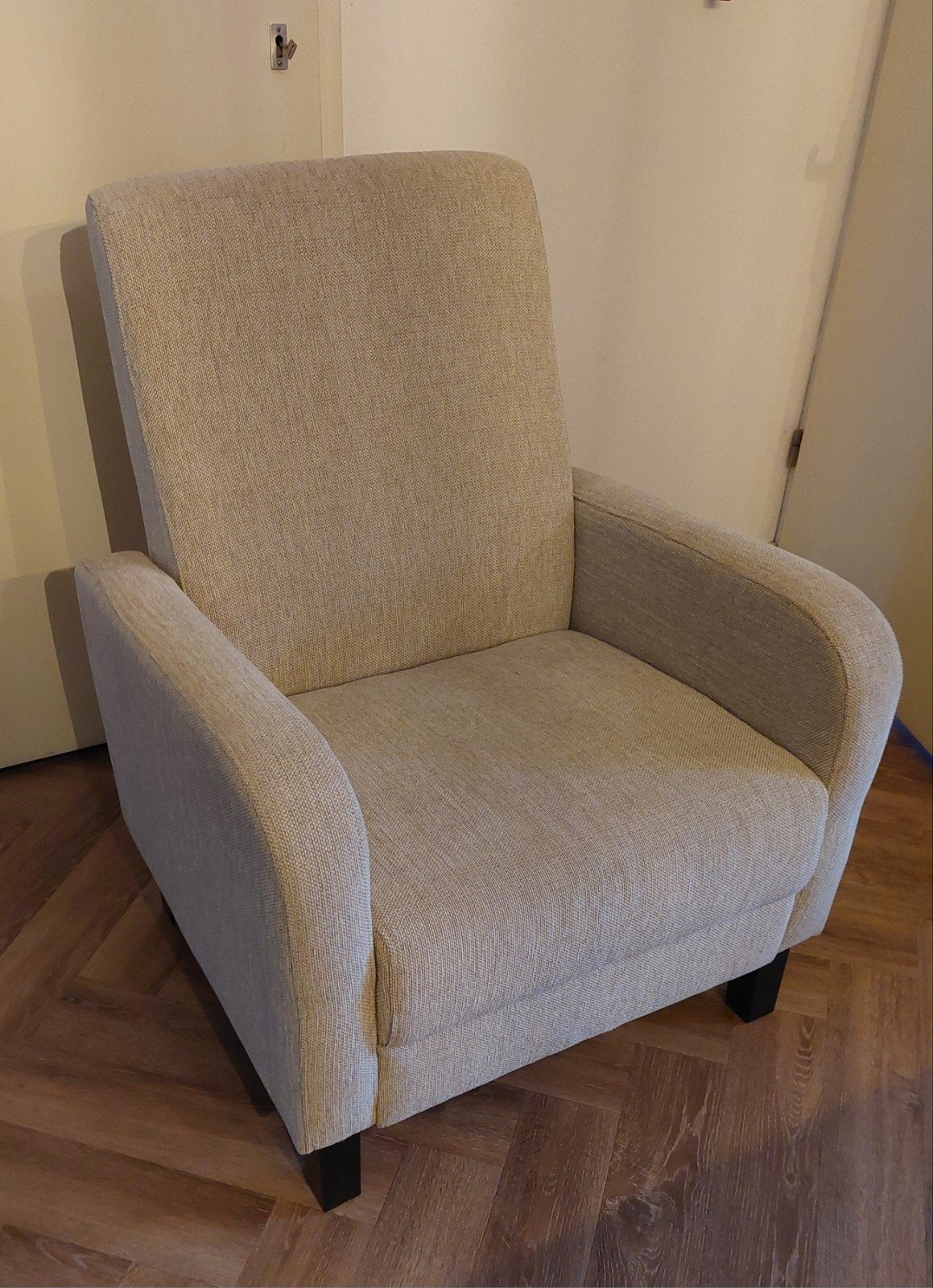 Stoffen fauteuil taupe/ zandkleur, Huis en Inrichting, Ophalen, Gebruikt, 75 tot 100 cm, Modern en eenvoudig
