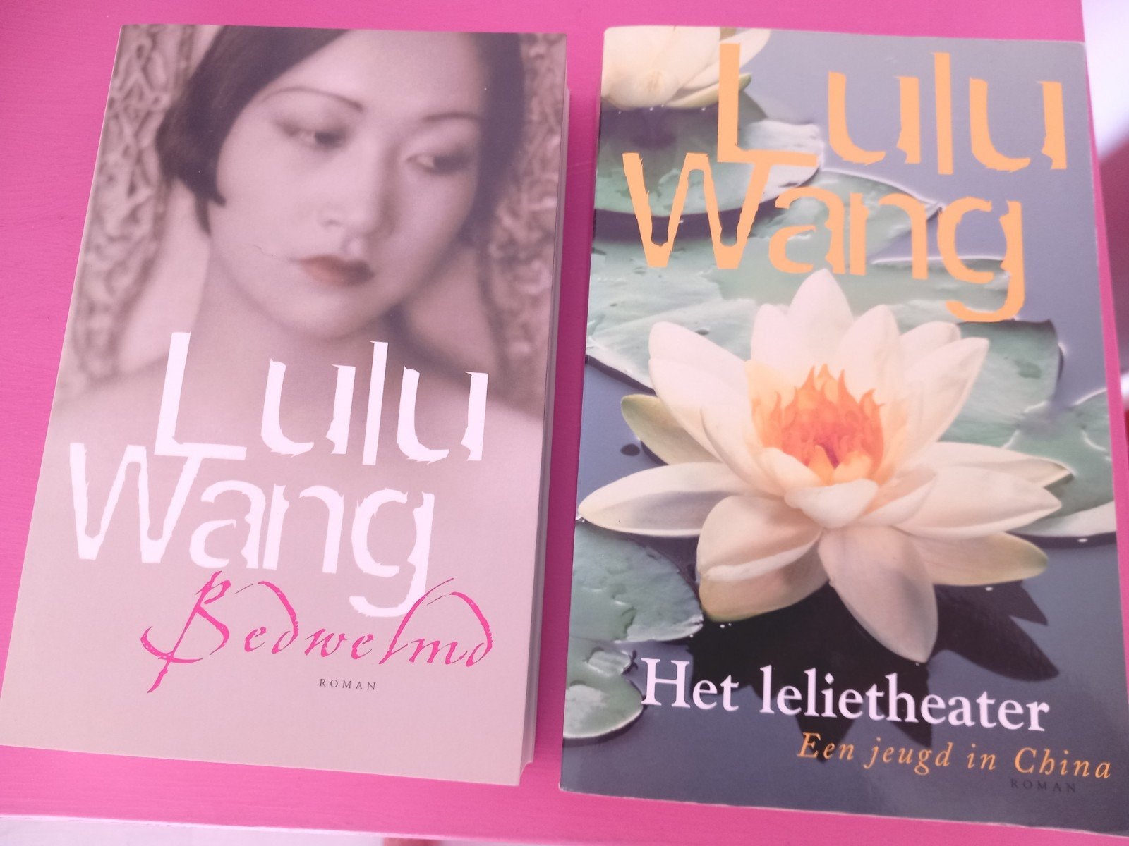2 romans van Lulu Wang , Het lelietheater en Bedwelmd, Ophalen of Verzenden, Zo goed als nieuw