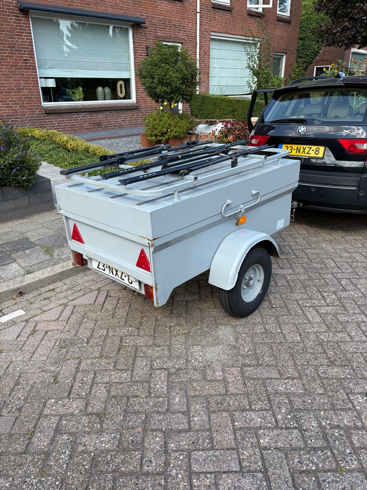 Compacte aanhangwagen met imperiaal voor fietsen, Ophalen