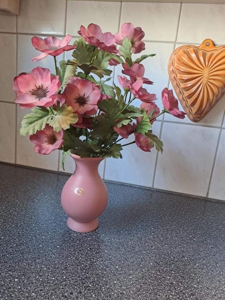 Roze keramiek 'de gebroeders' vaas met kunstbloemen, Roze, Onbekend, Ophalen of Verzenden, Zo goed als nieuw