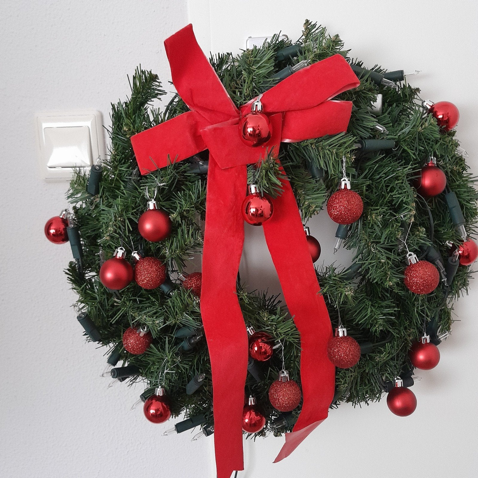 Kerstdecoratie in rood ., Ophalen