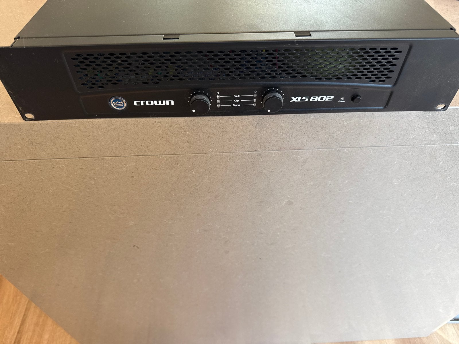 Crown XLS 802 Eindversterker - Krachtige Audio - kapot!, Gebruikt, 120 watt of meer, Stereo, Ophalen