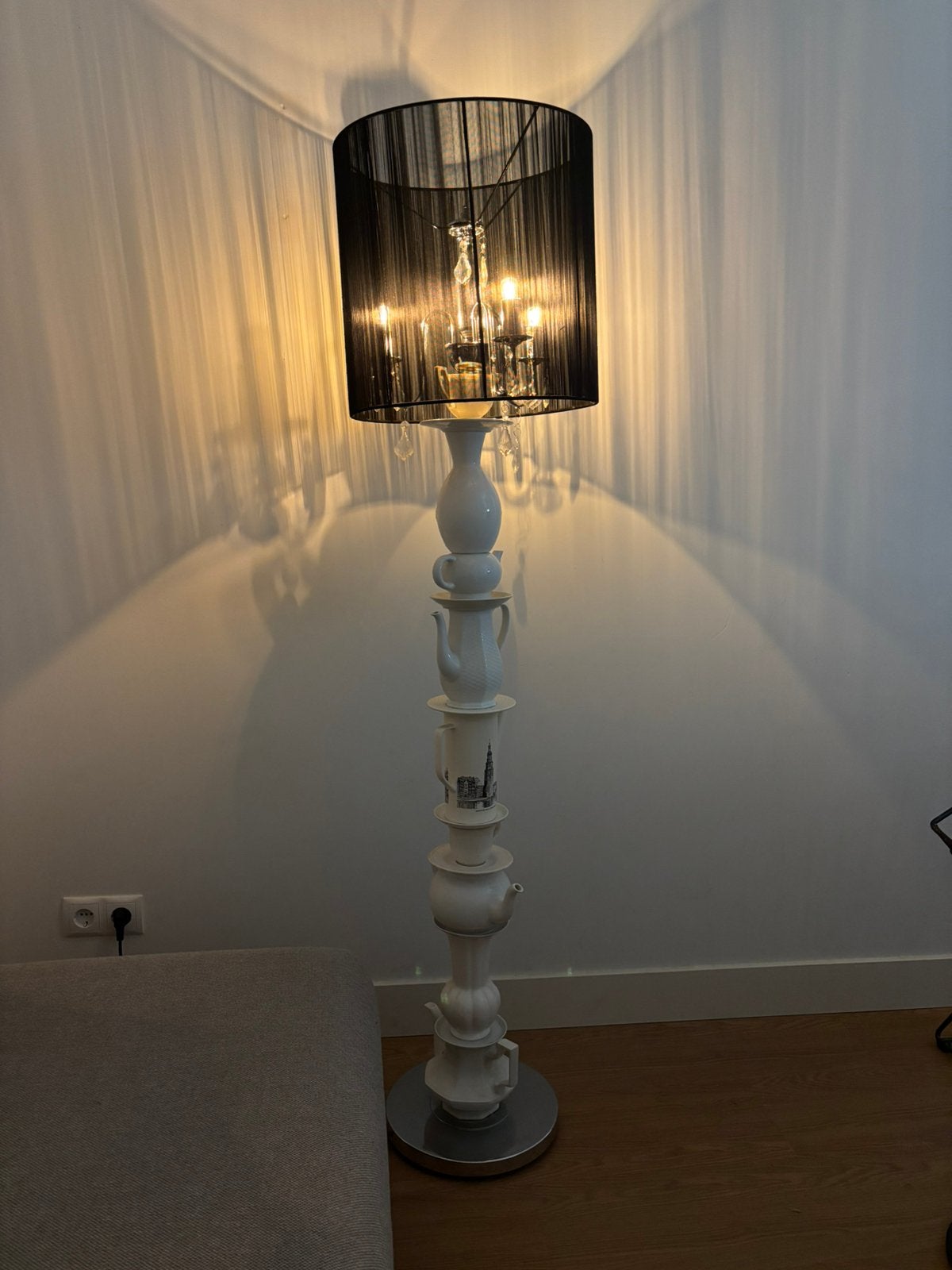 Unieke handgemaakte vloerlamp van servies, €150, Ophalen, Keramiek, Zo goed als nieuw, 150 tot 200 cm