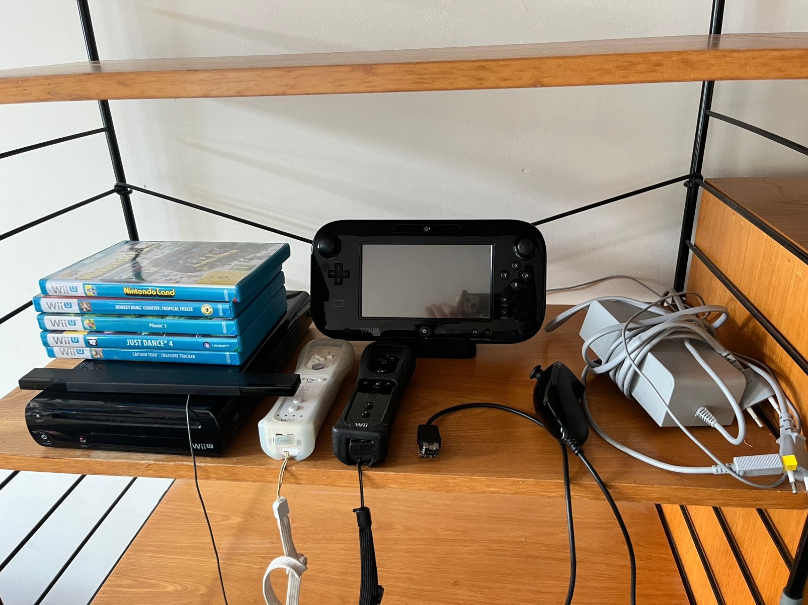 Wii U console compleet met twee controllers en 5 games, Spelcomputers en Games, Ophalen of Verzenden, Zo goed als nieuw