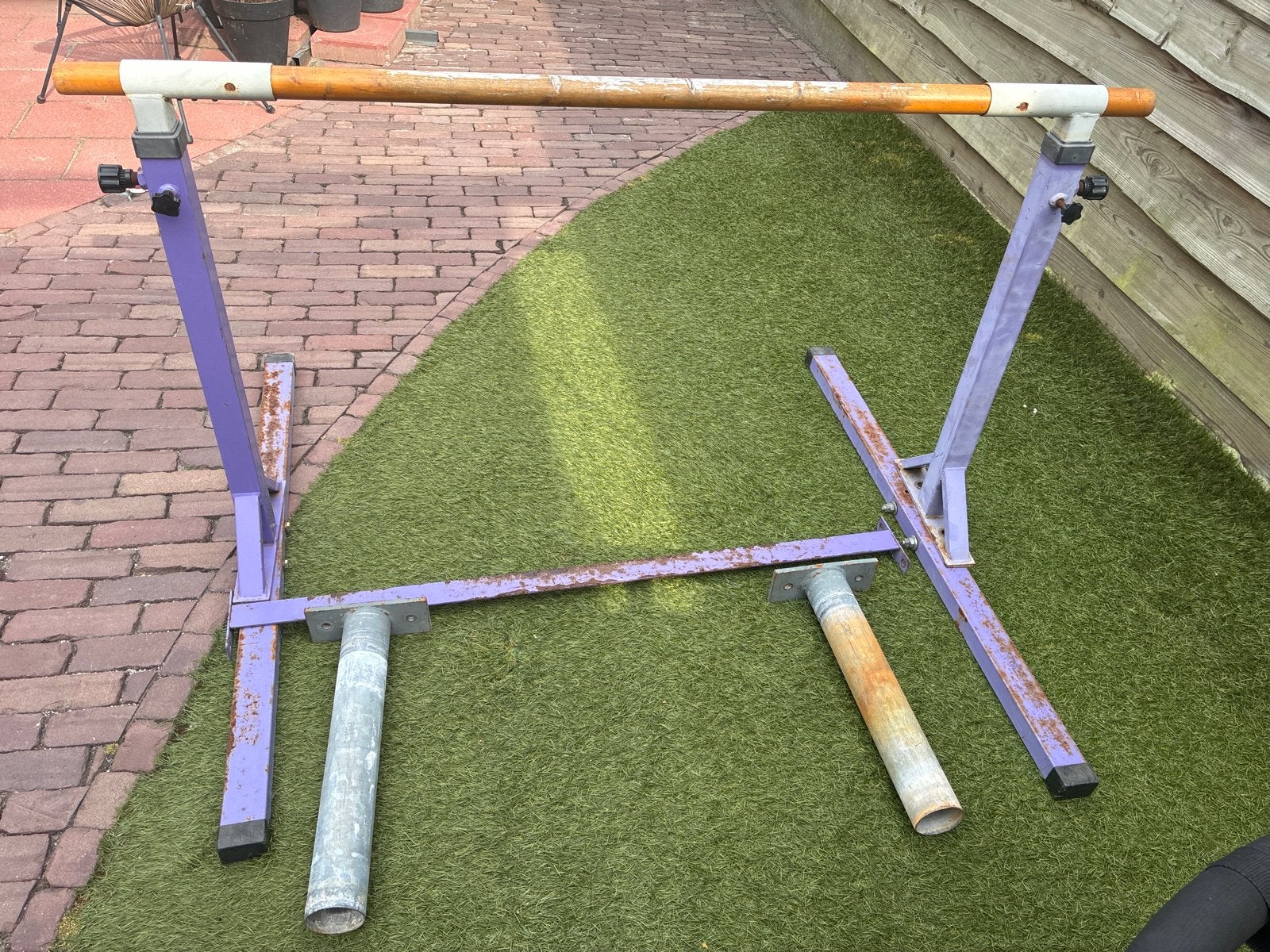 Rekstok met extra bevestiging voor beton/straatwerk, Ophalen, Gebruikt, Paars, Materiaal
