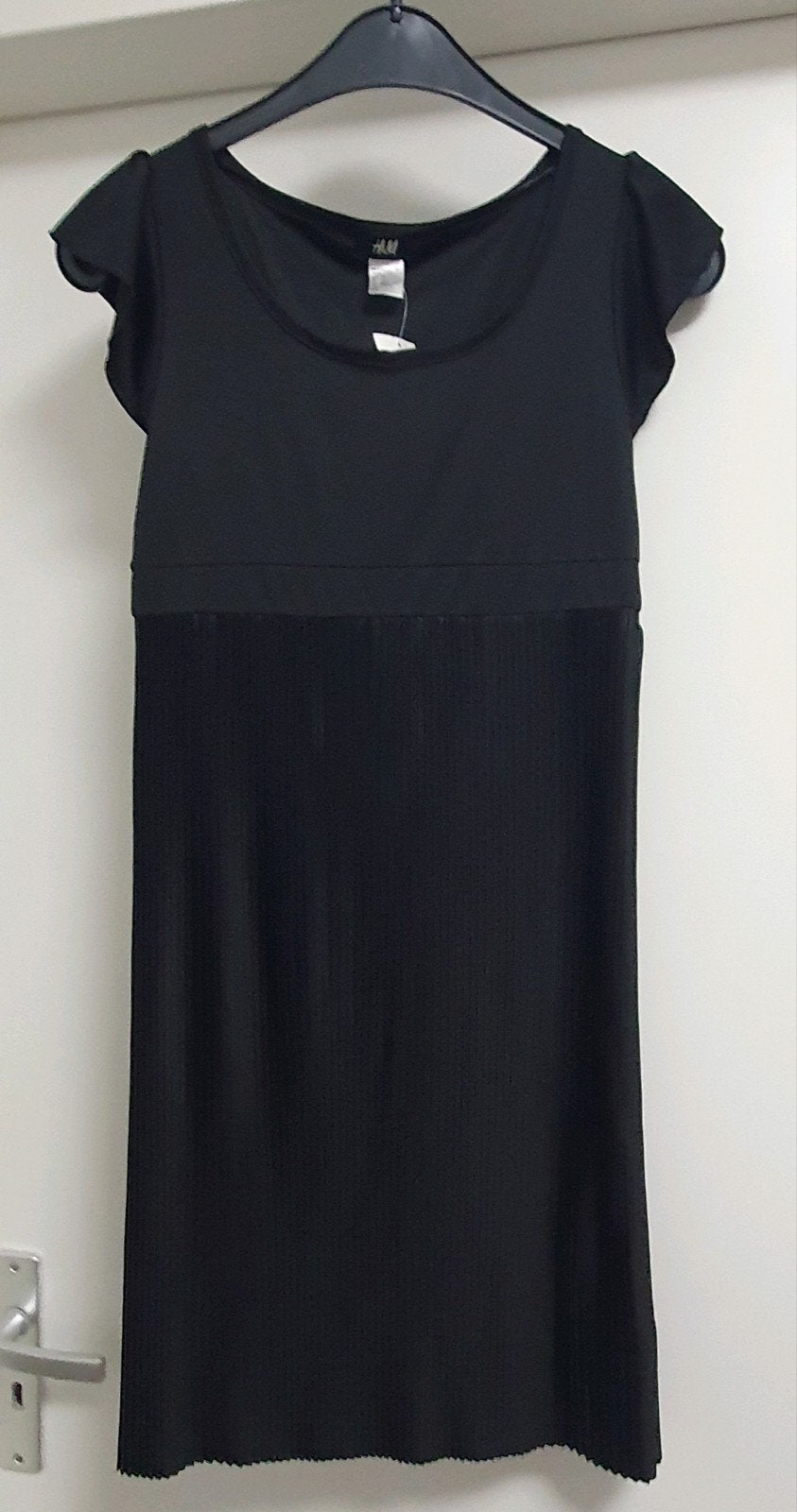 Zwarte H&M jurk met plissé rok - Nieuw met kaartje, Kinderen en Baby's, Kinderkleding | Maat 170, Meisje, H&M, Nieuw, Ophalen of Verzenden