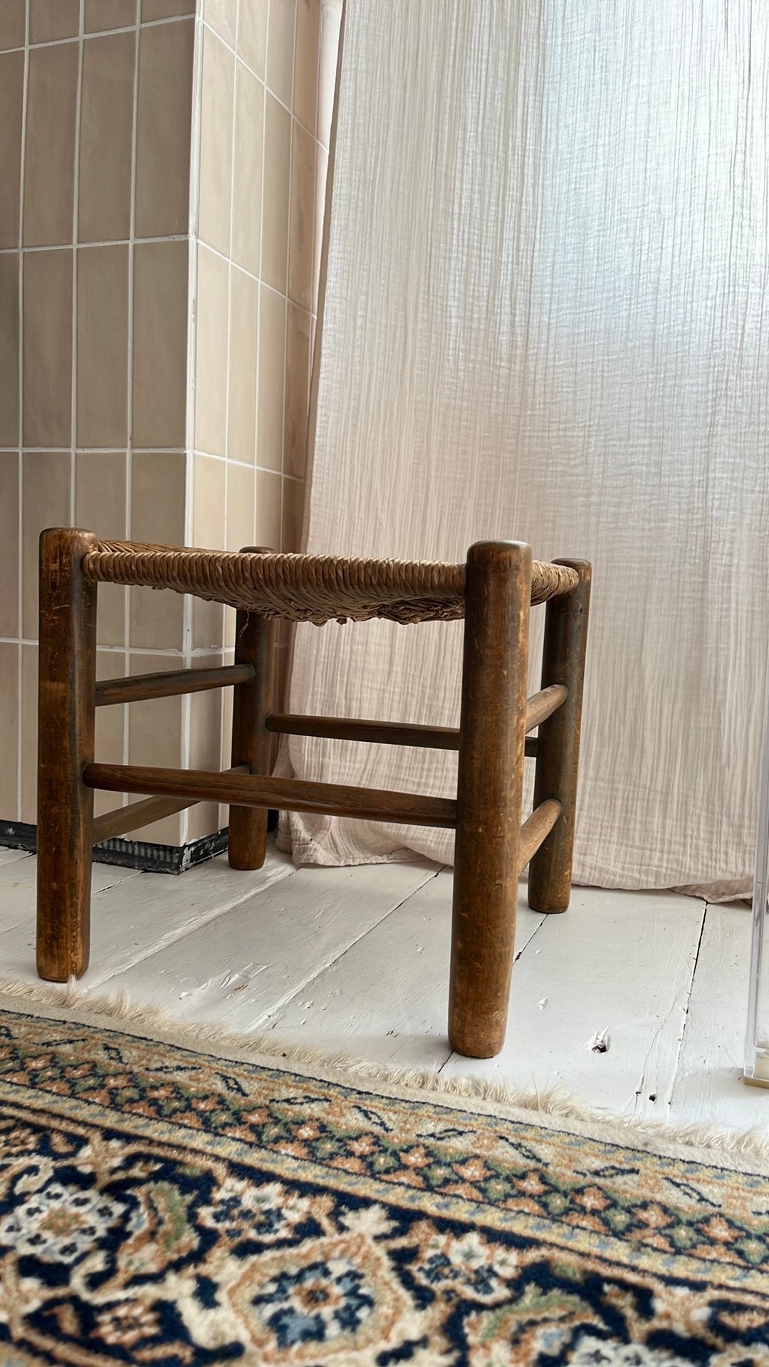 Rotan laag krukje ibiza stijl vintage retro, Huis en Inrichting, Ophalen of Verzenden, Zo goed als nieuw, Hout