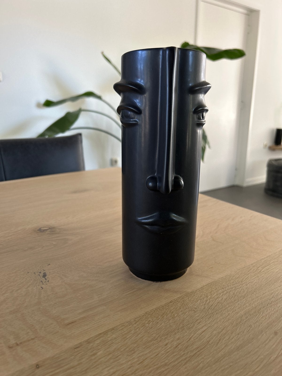 Zwarte vaas met gezichtsdetails, Huis en Inrichting, Ophalen