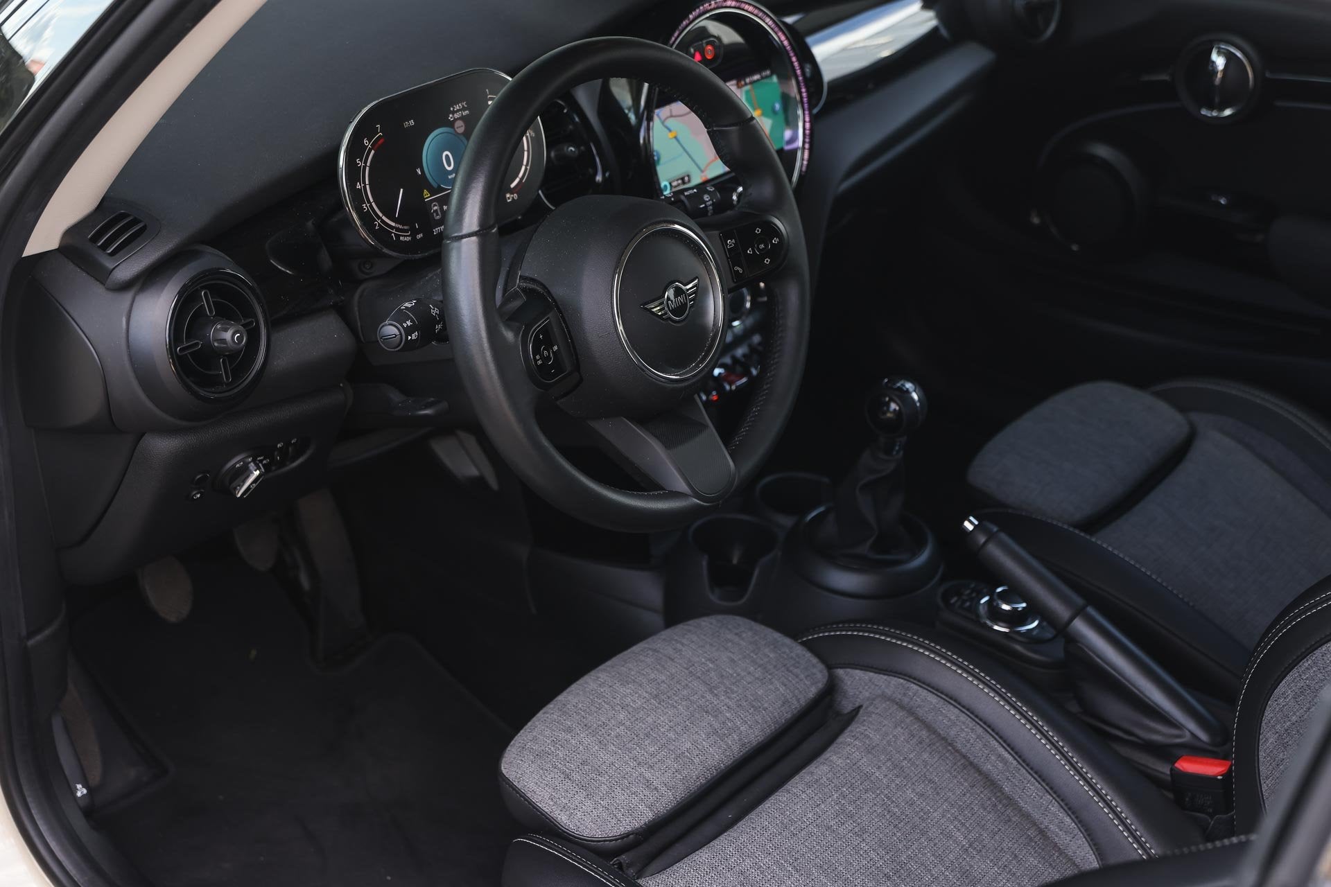 MINI Hatchback One Classic / Sportstoelen / Cruise Control /, Gebruikt, Met garantie (alle), 4 stoelen, Leder en Stof