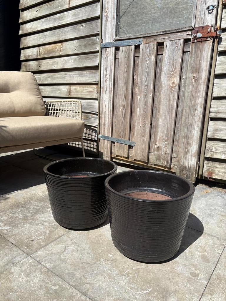 Twee zwarte bloempotten, H 28 cm, Ø 35 cm, Ophalen, Kunststof, Minder dan 30 cm, Balkon
