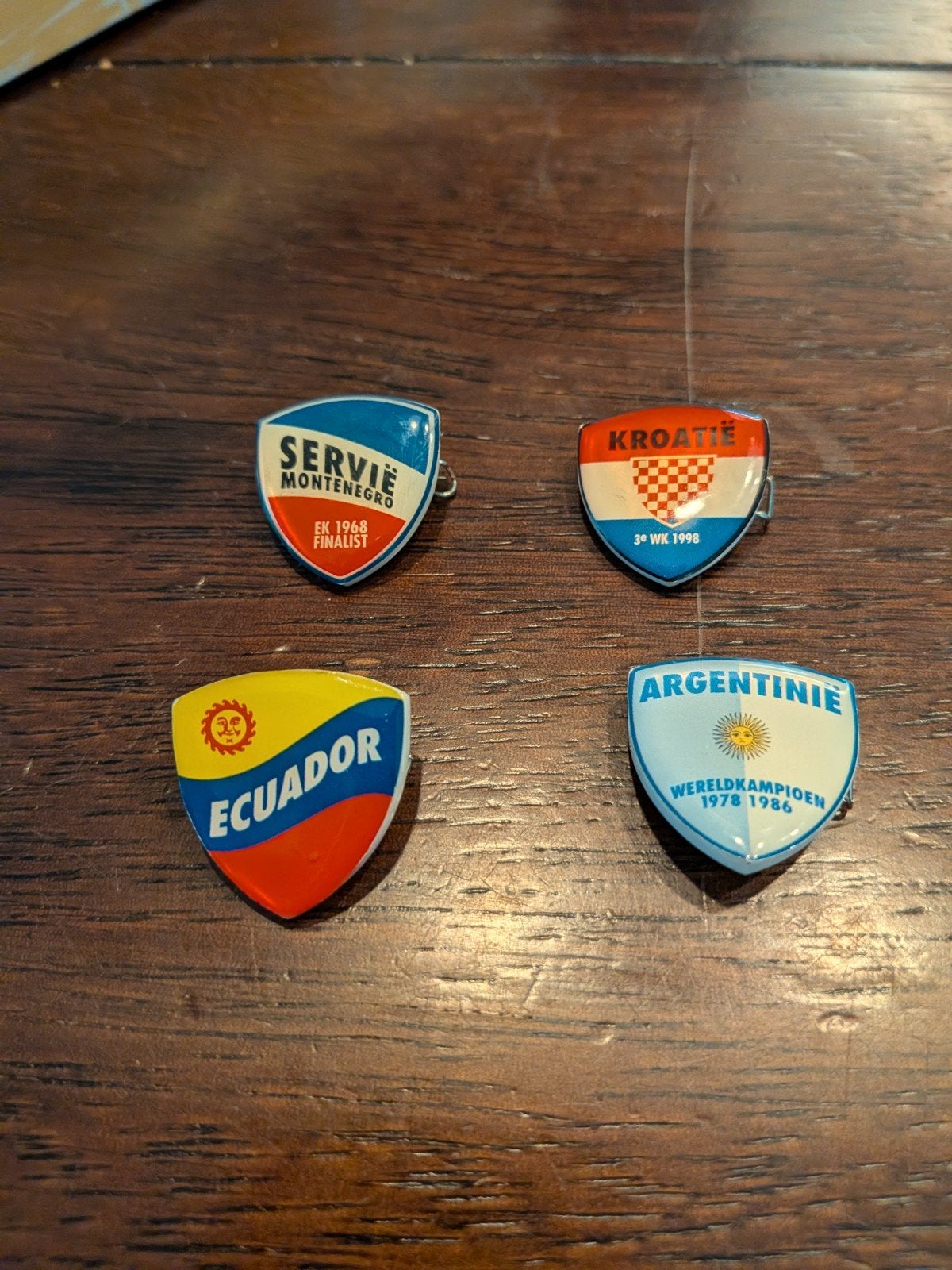 WK/EK voetbal speldjes: Servië, Kroatië, Ecuador, Argentinië, Verzamelen, Speldjes, Pins en Buttons, Ophalen of Verzenden