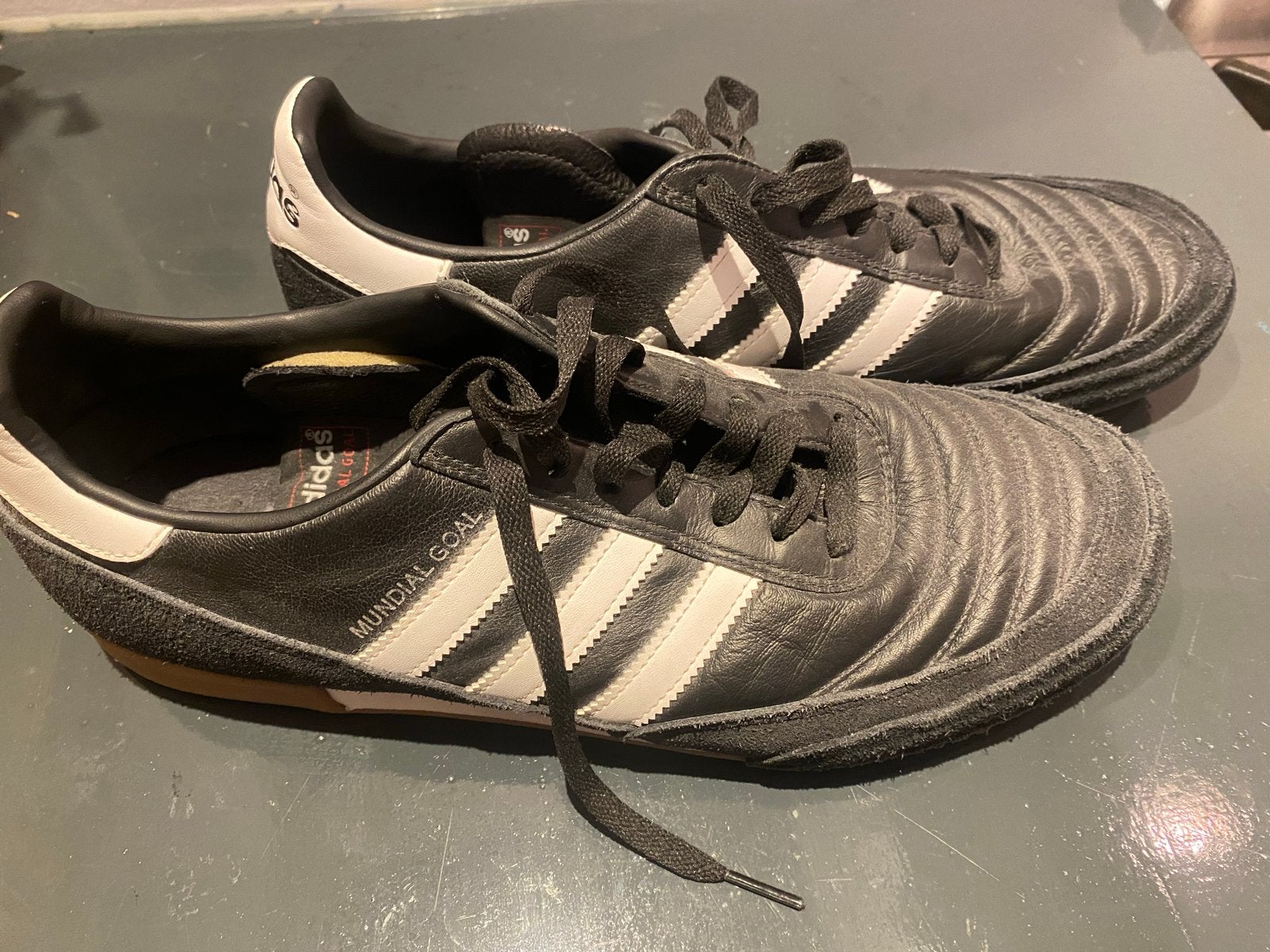 Adidas Mundial Goal zaalvoetbalschoenen - Maat 45 1/3, Ophalen, Zo goed als nieuw, Schoenen
