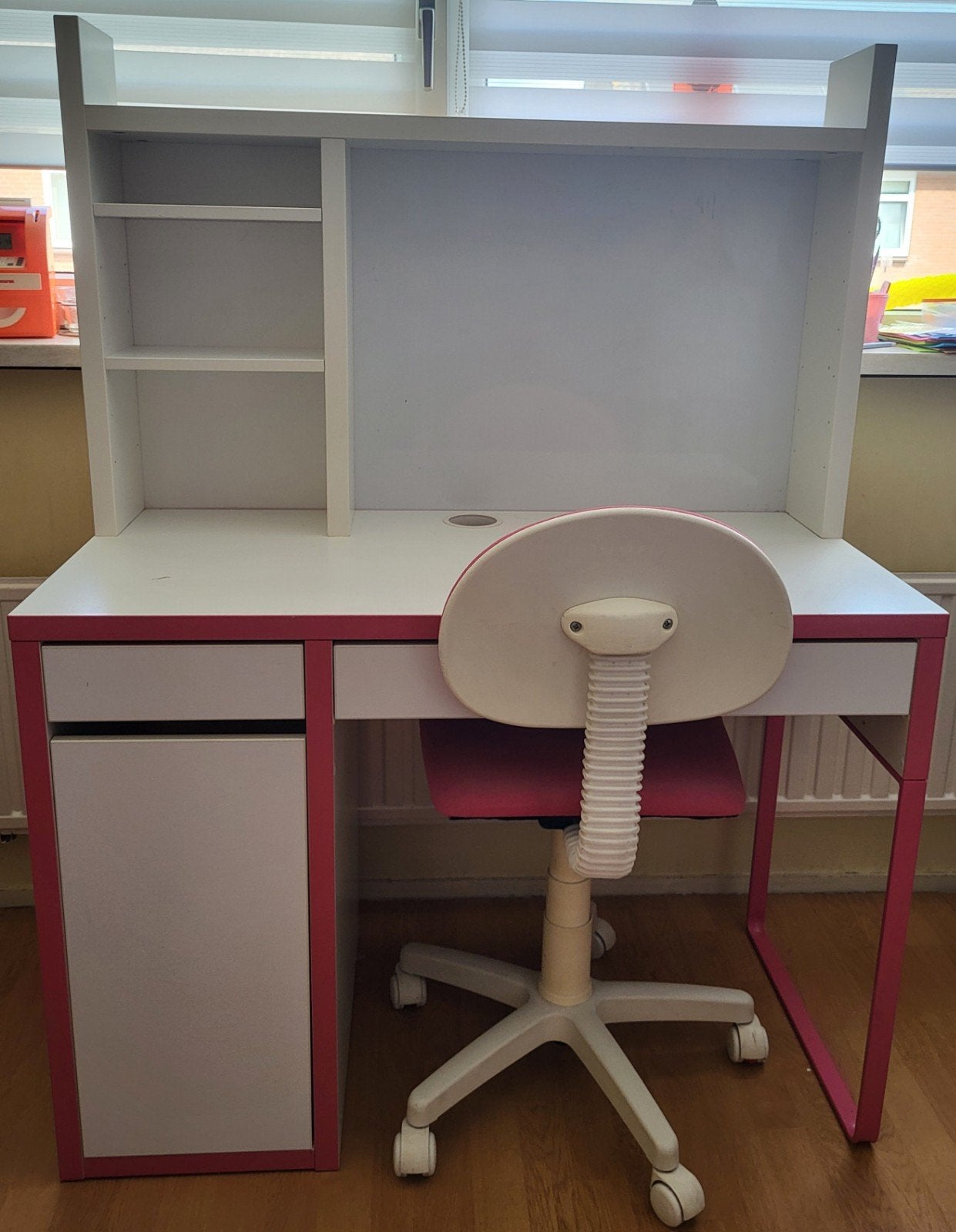 Ikea bureau MICKE met stoel, Ophalen, 105 cm, Gebruikt, 50 cm