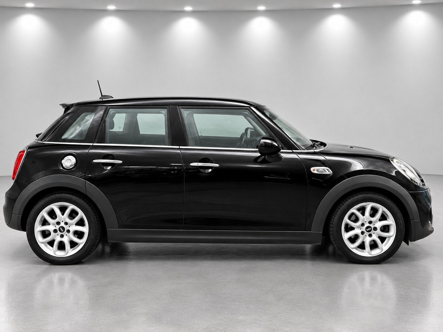 Mini 5-Deurs 2.0 Cooper S Serious Business [Keyless | Leder, Gebruikt, Zwart, Bedrijf, 19 km/l