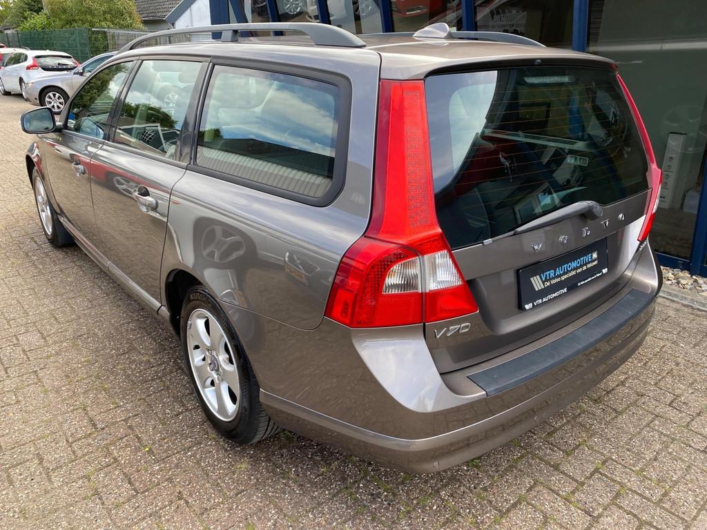 Volvo V70 2.5FT Momentum H.LEER / ECC / PDC / YOUNGTIMER, Voorwielaandrijving, Gebruikt, Leder en Stof, 2521 cc