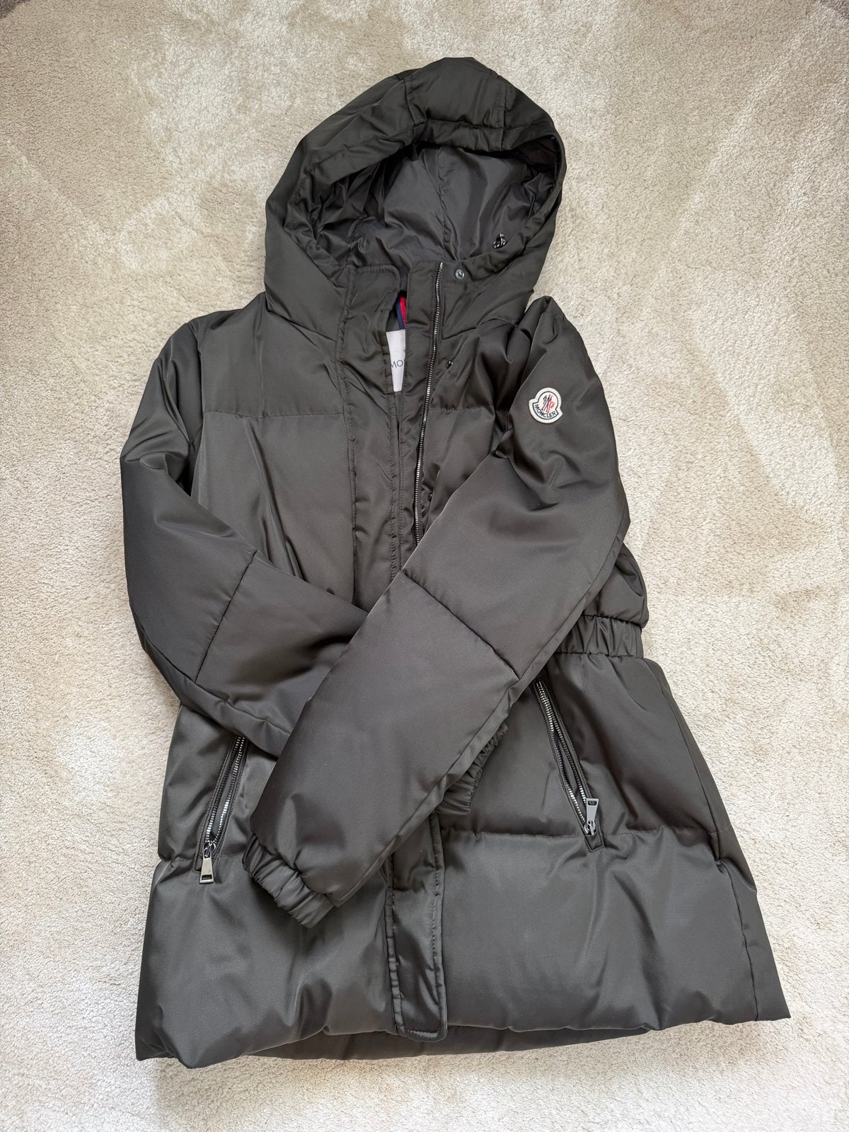 Moncler donsjas maat 38/40 (M) - Zo goed als nieuw, Ophalen of Verzenden, Zo goed als nieuw, Maat 38/40 (M), Grijs