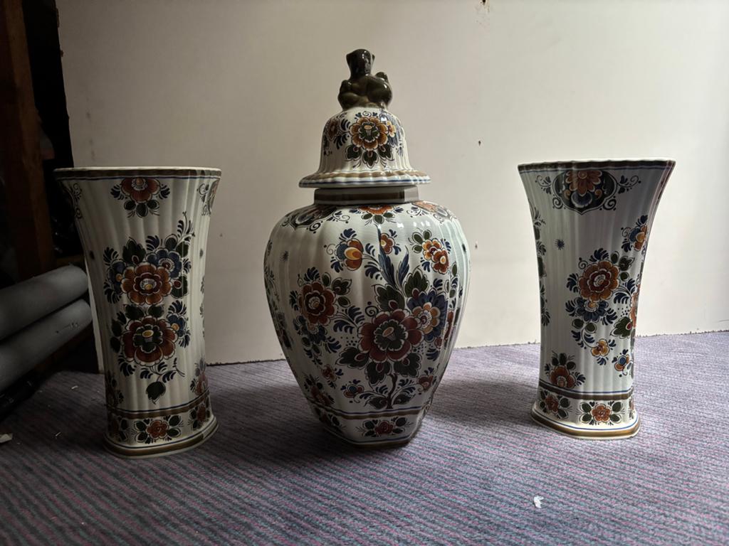 Prachtige Delfts blauw polychroom gemberpot en vazen set, Antiek en Kunst, Ophalen of Verzenden
