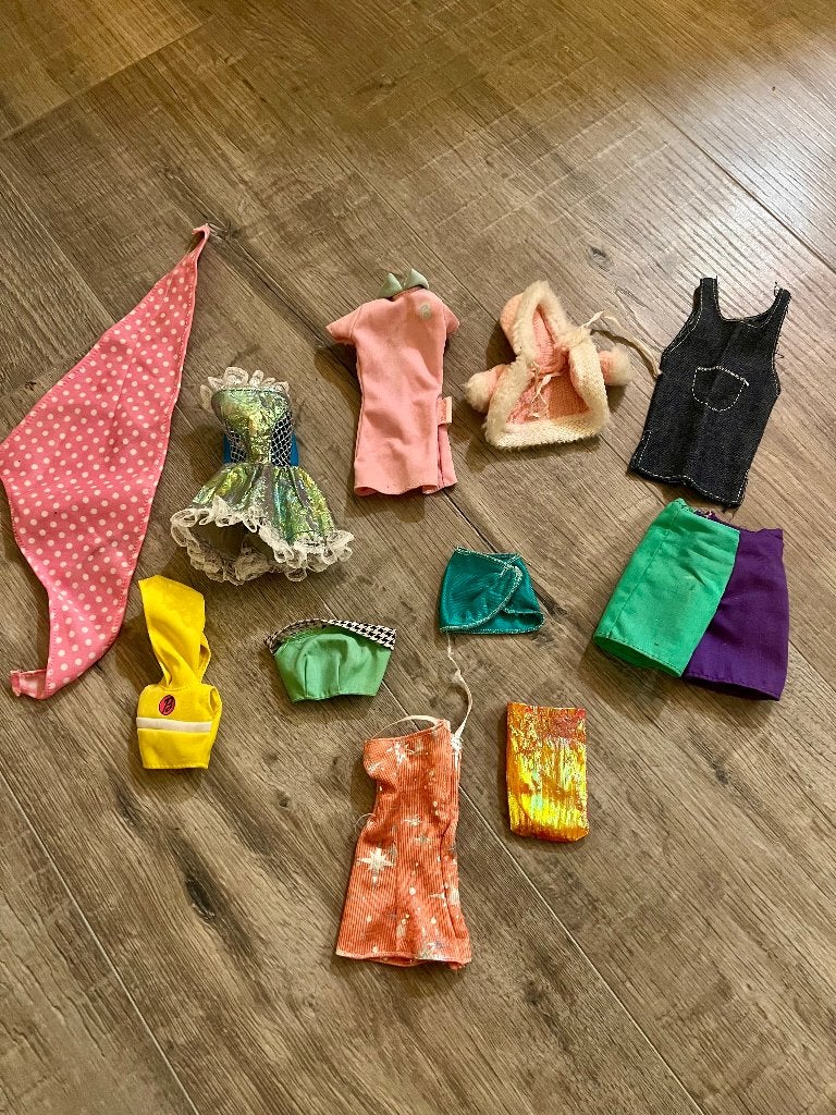 vintage retro lot barbie Sindy Fleur barbiepoppen kleertjes, Ophalen of Verzenden, Zo goed als nieuw, Kleertjes