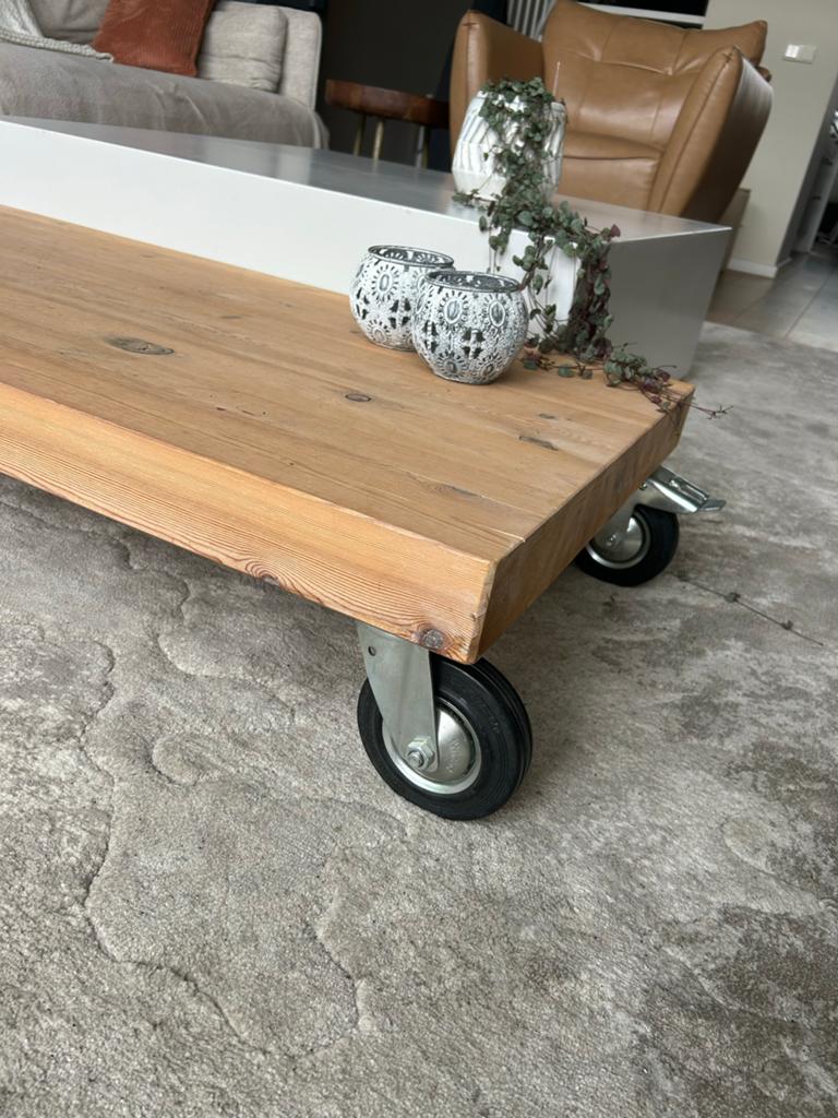 Salontafel. Zwaar. Massief grenen hout., Huis en Inrichting, Tafels | Salontafels, 100 tot 150 cm, Zo goed als nieuw, Minder dan 50 cm